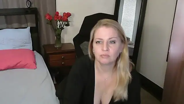 Snapshot of HollieBim chatting on June 2, 2:08 pm HollieBim online show from June 2, 2:08 pm