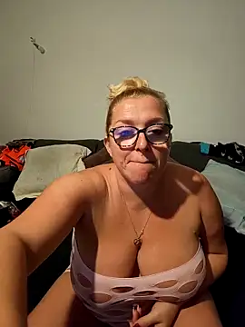 winniess40 online show from November 6, 3:51 am