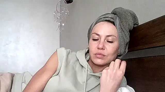 JulianaGold1 online show from April 19, 9:41 am