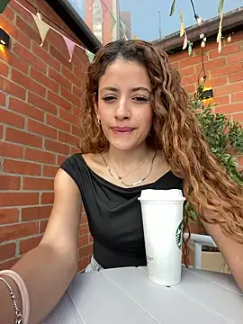 Snapshot of alana15 chatting on June 27, 9:31 pm alana15 online show from June 27, 9:31 pm