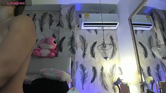 Snapshot of Vivi_prinncess chatting on October 18, 11:27 pm Vivi prinncess online show from October 18, 11:27 pm