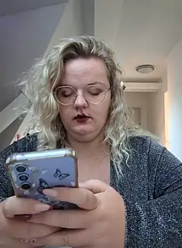 Snapshot of Fiona0705 chatting on September 23, 6:49 am Fiona0705 online show from September 23, 6:49 am