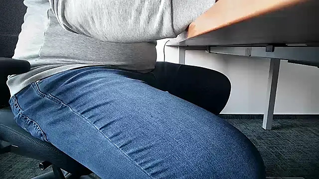 Snapshot of 69bezfleku chatting on October 30, 7:10 am 69bezfleku online show from October 30, 7:10 am