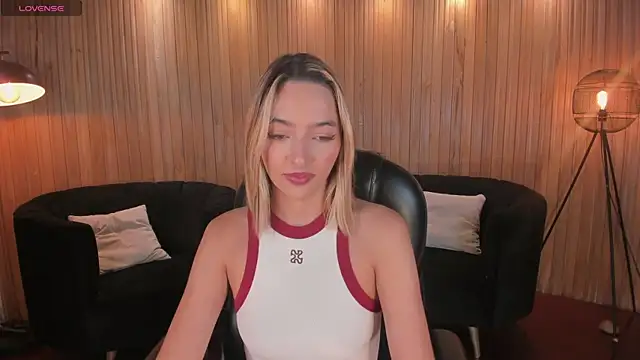 Snapshot of MelissaMoore_ chatting on June 27, 10:42 am MelissaMoore online show from June 27, 10:42 am