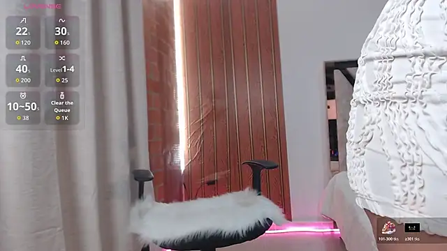 AGATHAA WHITE online show from November 26, 11:22 am