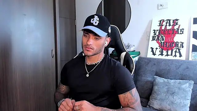 Snapshot of Alessandro_Vanni chatting on October 6, 1:41 pm Alessandro Vanni online show from October 6, 1:41 pm