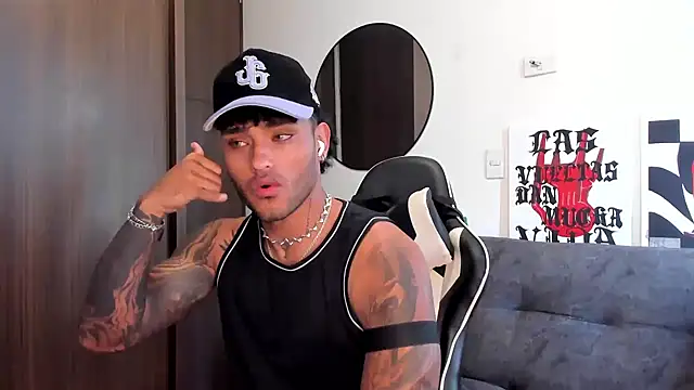 Snapshot of Alessandro_Vanni chatting on October 9, 1:09 pm Alessandro Vanni online show from October 9, 1:09 pm