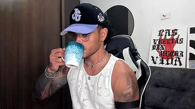 Snapshot of Alessandro_Vanni chatting on October 10, 1:15 am Alessandro Vanni online show from October 10, 1:15 am