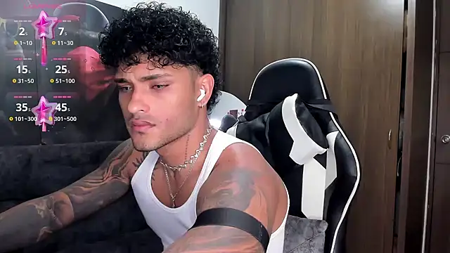 Snapshot of Alessandro_Vanni chatting on October 22, 1:17 am Alessandro Vanni online show from October 22, 1:17 am