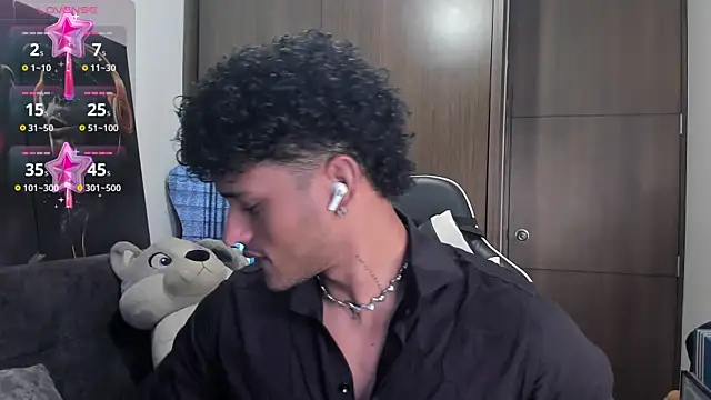 Snapshot of Alessandro_Vanni chatting on October 31, 3:35 pm Alessandro Vanni online show from October 31, 3:35 pm