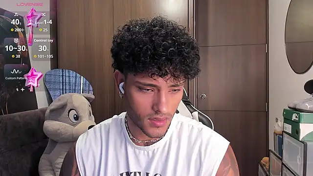 Snapshot of Alessandro_Vanni chatting on November 6, 4:19 pm Alessandro Vanni online show from November 6, 4:19 pm