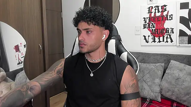 Snapshot of Alessandro_Vanni chatting on January 19, 2:15 am Alessandro Vanni online show from January 19, 2:15 am