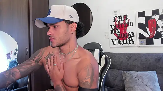 Snapshot of Alessandro_Vanni chatting on February 20, 3:01 pm Alessandro Vanni online show from February 20, 3:01 pm