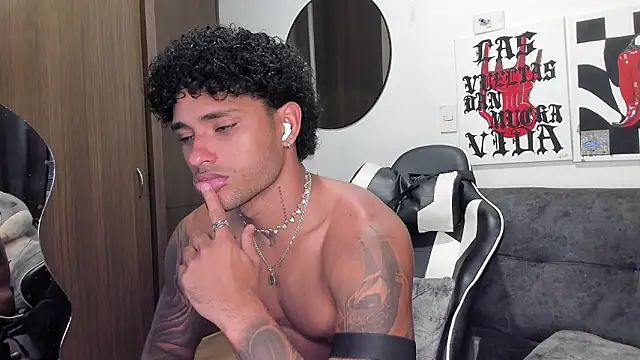 Snapshot of Alessandro_Vanni chatting on February 26, 3:27 am Alessandro Vanni online show from February 26, 3:27 am