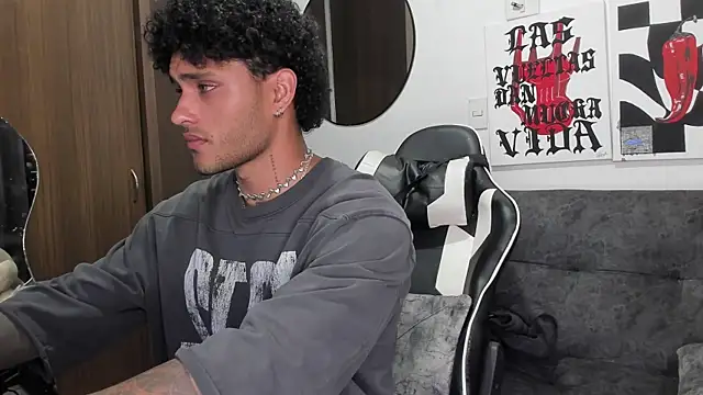 Snapshot of Alessandro_Vanni chatting on February 28, 12:33 am Alessandro Vanni online show from February 28, 12:33 am