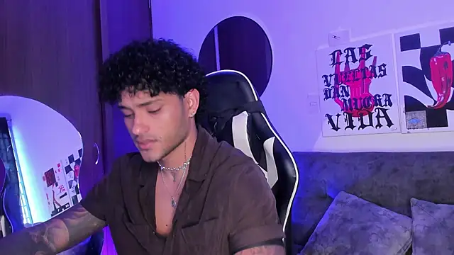 Snapshot of Alessandro_Vanni chatting on February 28, 10:33 pm Alessandro Vanni online show from February 28, 10:33 pm