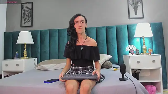 Snapshot of Karol_fenixx chatting on February 6, 4:21 am Karol fenixx online show from February 6, 4:21 am