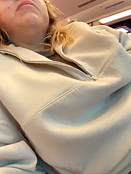 Snapshot of Blueskiiis3 chatting on October 5, 2:43 am Blueskiiis3 online show from October 5, 2:43 am