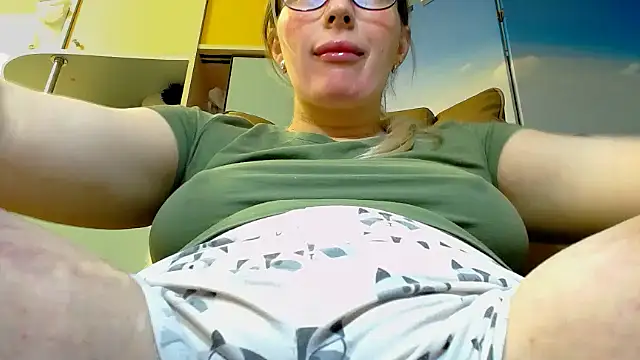 Snapshot of miaa_sunn chatting on December 4, 12:47 pm miaa sunn online show from December 4, 12:47 pm