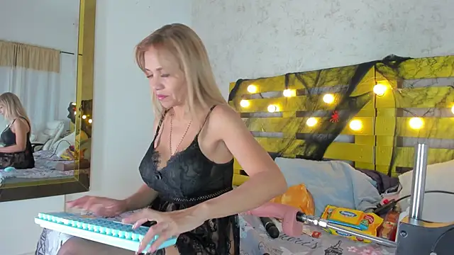 Snapshot of elena_mature chatting on October 29, 1:02 pm elena mature online show from October 29, 1:02 pm