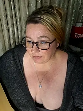 Snapshot of Iceprincess2bad4u chatting on October 18, 5:25 pm Iceprincess2bad4u online show from October 18, 5:25 pm