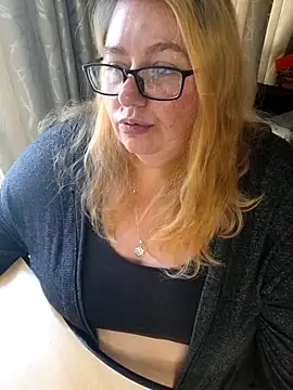 Snapshot of Iceprincess2bad4u chatting on November 2, 6:38 am Iceprincess2bad4u online show from November 2, 6:38 am