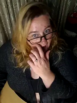 Snapshot of Iceprincess2bad4u chatting on November 10, 6:18 pm Iceprincess2bad4u online show from November 10, 6:18 pm