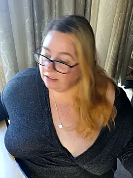 Snapshot of Iceprincess2bad4u chatting on November 22, 6:23 am Iceprincess2bad4u online show from November 22, 6:23 am