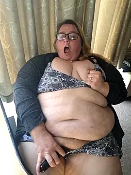 Snapshot of Iceprincess2bad4u chatting on November 23, 7:08 am Iceprincess2bad4u online show from November 23, 7:08 am