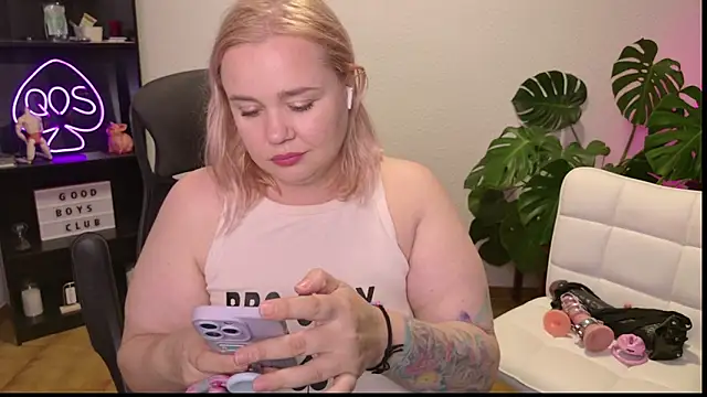 Snapshot of MargotGrey chatting on June 28, 8:48 pm MargotGrey online show from June 28, 8:48 pm