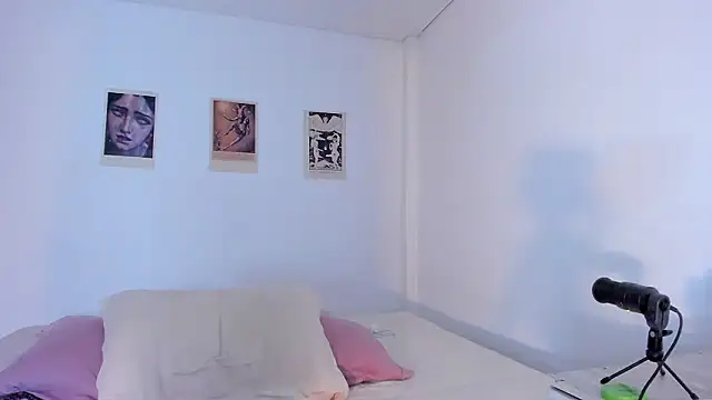 Snapshot of Moonlight1002 chatting on February 28, 2:23 am Moonlight1002 online show from February 28, 2:23 am