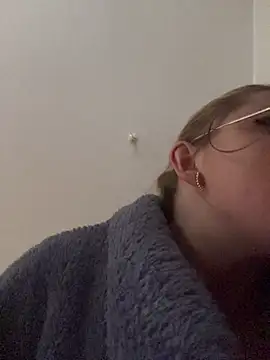 Demure Whore online show from October 27, 3:43 am