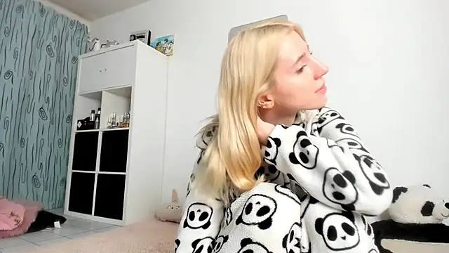 Snapshot of KenzieDawton chatting on October 10, 6:01 am KenzieDawton online show from October 10, 6:01 am