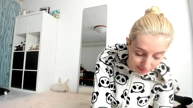 Snapshot of KenzieDawton chatting on October 13, 6:24 am KenzieDawton online show from October 13, 6:24 am