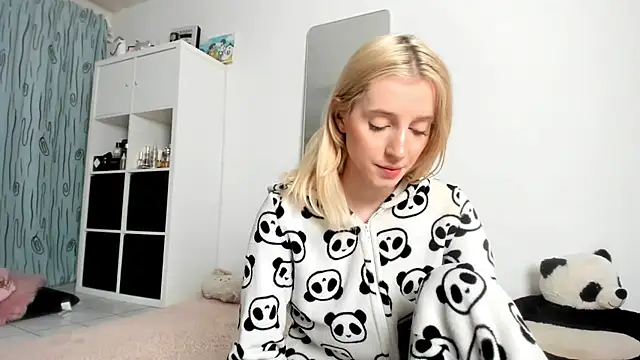 Snapshot of KenzieDawton chatting on October 16, 6:58 am KenzieDawton online show from October 16, 6:58 am