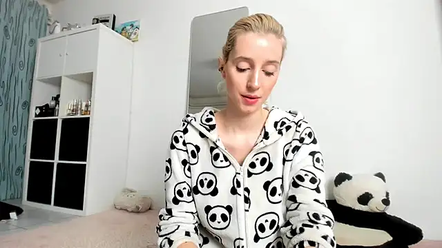 Snapshot of KenzieDawton chatting on October 18, 3:42 am KenzieDawton online show from October 18, 3:42 am