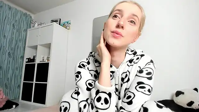 Snapshot of KenzieDawton chatting on November 9, 4:22 am KenzieDawton online show from November 9, 4:22 am