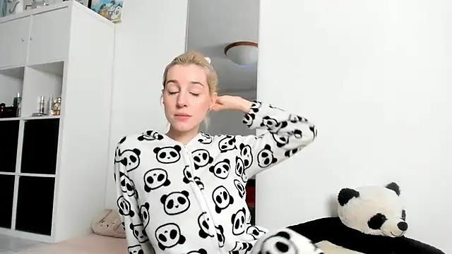 Snapshot of KenzieDawton chatting on November 13, 4:44 am KenzieDawton online show from November 13, 4:44 am