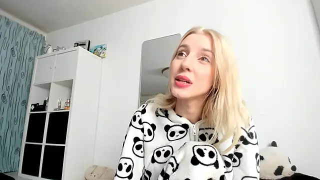 Snapshot of KenzieDawton chatting on November 22, 4:33 am KenzieDawton online show from November 22, 4:33 am