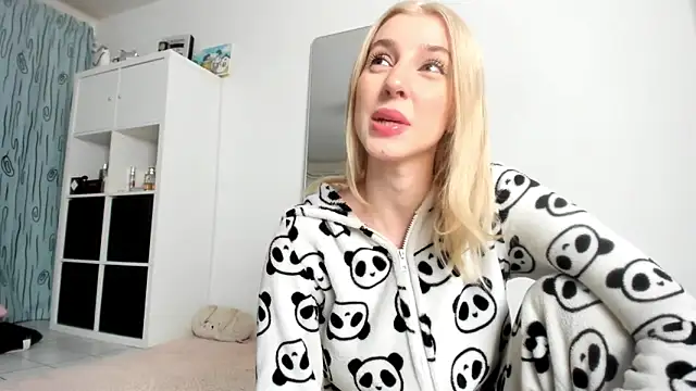 Snapshot of KenzieDawton chatting on November 24, 4:23 am KenzieDawton online show from November 24, 4:23 am