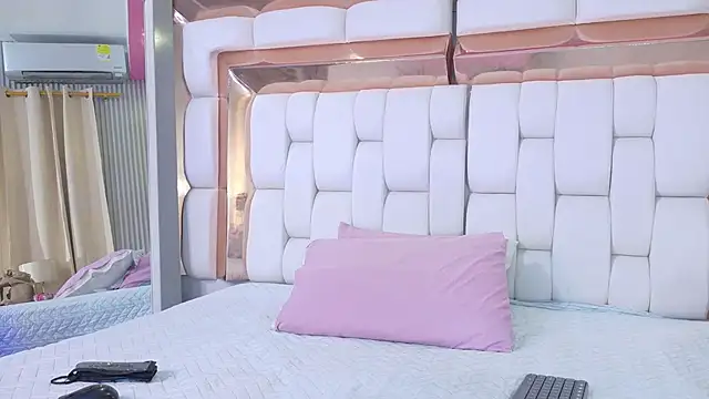 Snapshot of sexysistter chatting on February 14, 12:13 pm sexysistter online show from February 14, 12:13 pm