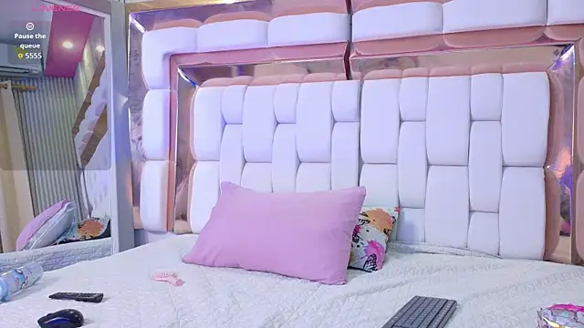 Snapshot of sexysistter chatting on February 23, 12:13 pm sexysistter online show from February 23, 12:13 pm