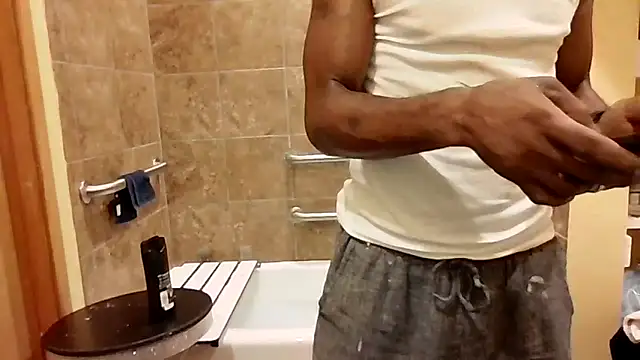 Snapshot of Maculine_Stayr chatting on October 16, 10:33 pm Maculine Stayr online show from October 16, 10:33 pm