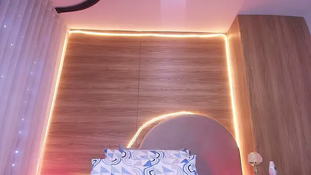 alexaa walker online show from April 15, 12:34 pm