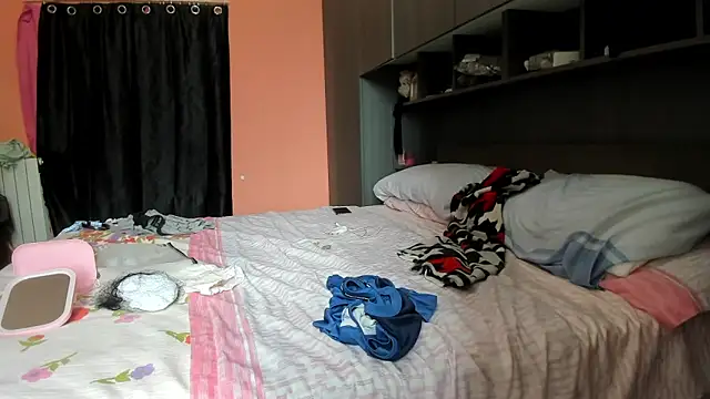 Snapshot of wanderlustxxx_ chatting on October 19, 1:34 pm wanderlustxxx  online show from October 19, 1:34 pm