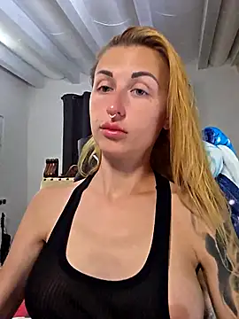 Snapshot of kylie_blck chatting on April 19, 12:37 pm kylie blck online show from April 19, 12:37 pm