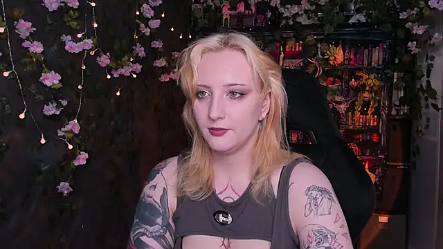 Snapshot of AsheLucker chatting on June 6, 6:29 am AsheLucker online show from June 6, 6:29 am