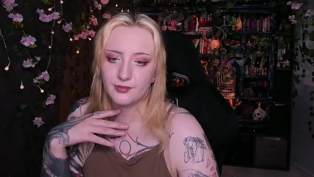 Snapshot of AsheLucker chatting on June 7, 6:39 am AsheLucker online show from June 7, 6:39 am
