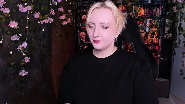 Snapshot of AsheLucker chatting on June 10, 6:45 am AsheLucker online show from June 10, 6:45 am