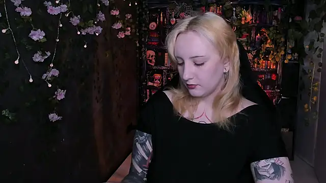 Snapshot of AsheLucker chatting on June 16, 3:42 am AsheLucker online show from June 16, 3:42 am